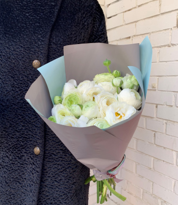 Букет из 15 белых ранункулусов