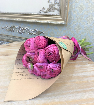 Букет из 9 розовых ранункулусов